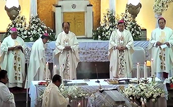 Ketua KWI Mgr Ignatius Suharyo sedang memberkati jenazah Mgr Pandoyoputro OCarm sebelum Misa Requiem. [Dok. Youtube Irishpro Studio]