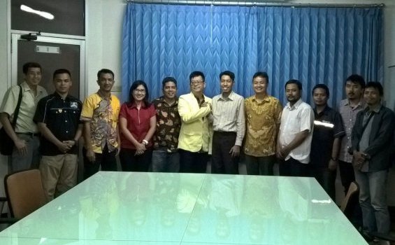PP Pemuda Ahmadiyah dan PP Pemuda Katolik berfoto bersama usai pertemuan. [Dok. Atanasius Harpen Tulis]