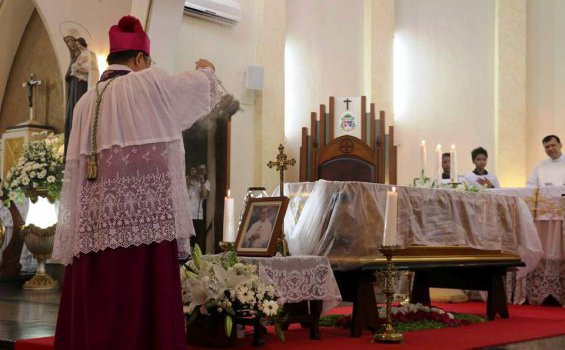 Mgr Pidyarto Gunawan OCarm sedang memberkati jenazah Mgr Pandoyoputro OCarm. [Dok. Keuskupan Malang]