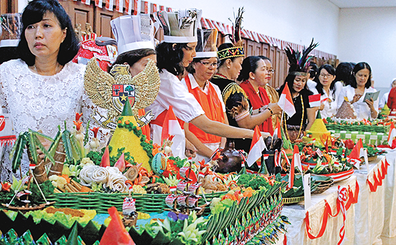 Peserta lomba tumpeng se-KAJ memamerkan hasil karya mereka.HIDUP/ Yusti H.Wuarmanuk
