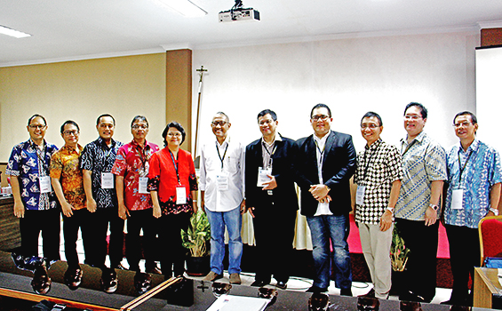 Para pembicara dan panitia simposium â€œMelejitkan Kembali Sekolah Katolikâ€. [HIDUP/Antonius E Sugiyanto]