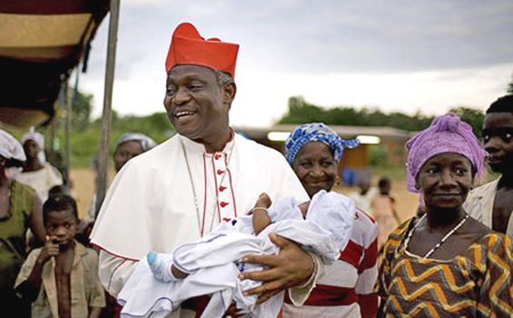 Kardinal Turkson membaur di tengah umat yang ia kunjungi. [magyarkurir.hu]