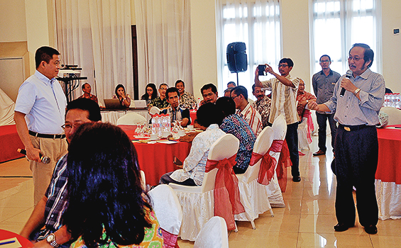 Ignasius Jonan (kiri) mendengarkan sharing Wakil Bupati Banyumas, Laurentius Budhi Setiawan. [HIDUP/Sutriyono]