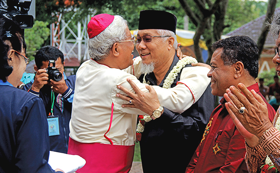 Mgr Anicetus Sinaga OFMCap dengan Maratua Simanjuntak. [HIDUP/Yusti H. Wuarmanuk]