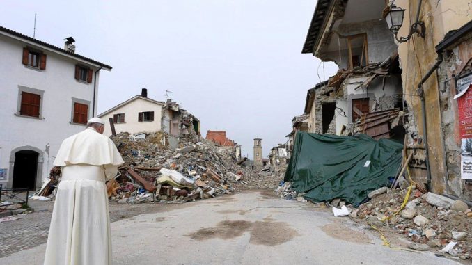 Paus sedang berdoa saat mengunjungi wilayah Italia Tengah yang terdampak gempa bumi. Sumber foto: Radio Vatikan.