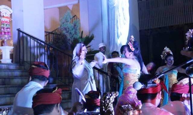 Sebagian peserta Asian Liturgy Forum menari “Joget†bersama beberapa penari dari Sanggar Bhakti Budaya. (HIDUP/Antonius E. Sugiyanto)