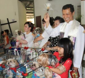 Romo Alexius Andang Listya Binawan SJ memberkati anjing (Dok. HIDUP)
