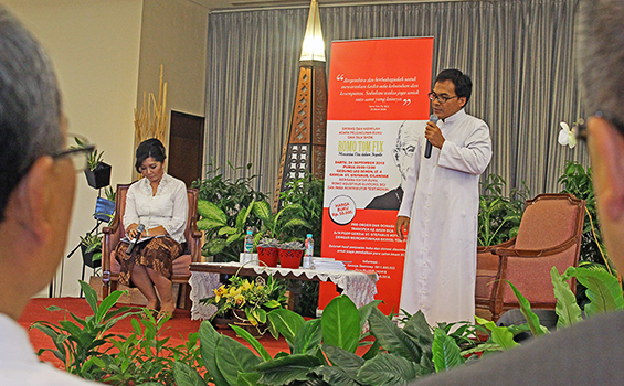 Romo Agustinus Guntoro SCJ menceritakan pengalamannya mengedit catatan harian Romo Tom Fix.[HIDUP/Stefanus P. Elu]