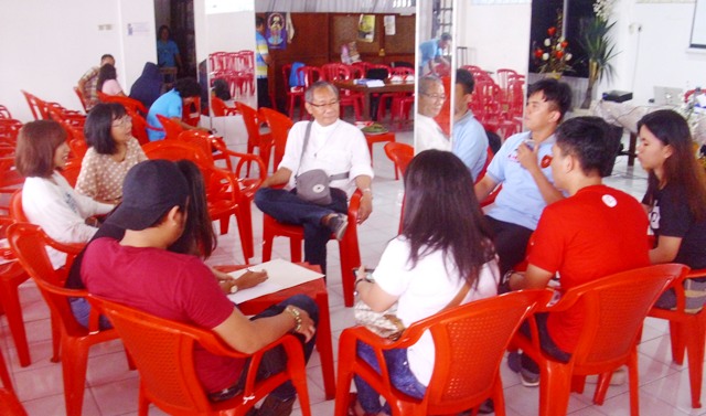 Salah satu seksi ketika berdiskusi. (HIDUP/Lexie Kalesaran)