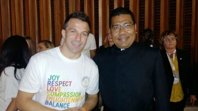 Pastor Markus Solo Kewuta SVD berfoto bersama dengan ikon sepakbola Italia, Alessandro Del Piero dalam pembukaan Global Conference on Faith & Sport di Vatikan, Rabu (5/10). Dok. Pribadi
