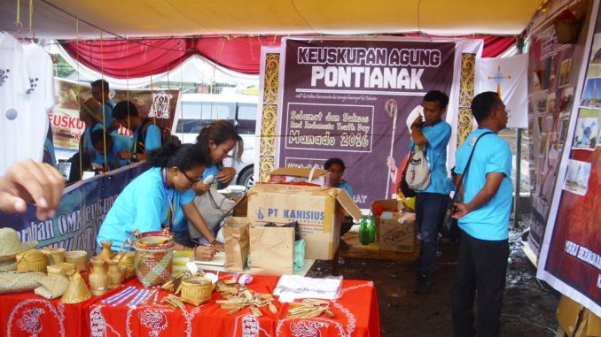 Stand Keuskupan Agung Pontianak. Dok. Lexie Kalesaran