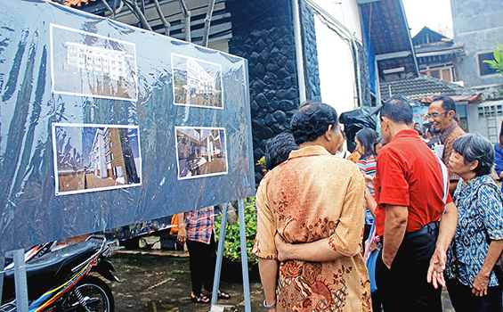 Umat Paroki St Antonius Bidaracina melihat desain bangunan GKP baru.[HIDUP/Yanuari Marwanto]