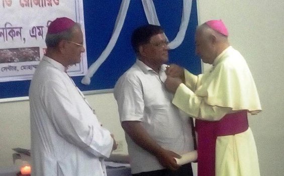 Mgr Georger Kocherry memberikan penghargaan kepada Benedict Alo Dâ€™Rozario.[asianews.com]