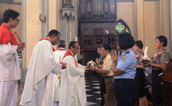 Mgr Suharyo sedang menerima persembahan dalam Misa HUT Proklamasi Indonesia di lingkungan Keuskupan TNI/Polri.[HIDUP/Edward Wirawan]