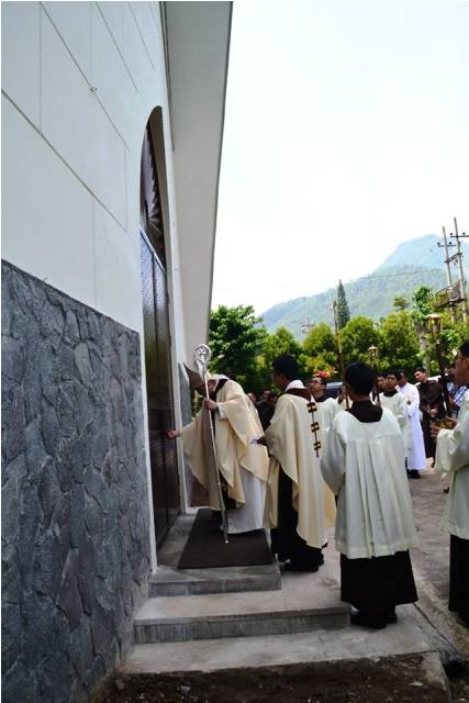 Mgr Pidyarto Gunawan OCarm sedang membuka pintu Kapel seusai Pemberkatan Pintu Kapel. (Br Antonius Mungsi OCarm).