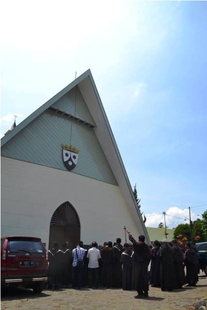 Para Karmelit di depan kapel biara. (Br Antonius Mungsi OCarm).