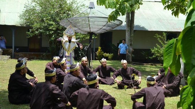 Ungkapan syukur para frater terungkap dalam tari kecak dengan tema Inkarnasi. (Br Antonius Mungsi OCarm).