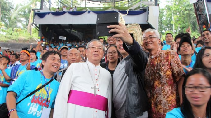 Imam Nahrawi ber-selfie bersama Mgr Suwatan MSC, Mgr Pius Riana Prabdi dan para peserta IYD 2016 di Manado. HIDUP/Edward Wirawan