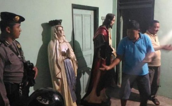 Patung Yesus dan Maria yang dirusak.[joglosemar.co]