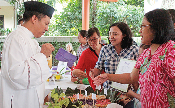 Romo Ipung melihat kreasi makanan alternatif yang disajikan umat.[Marieta Ayu T]