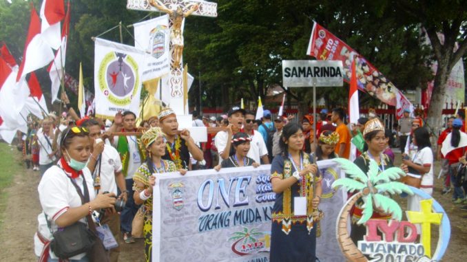 Kontingen Defile dari Keuskupan Agung Samarinda. Dok. Lexie Kalesaran