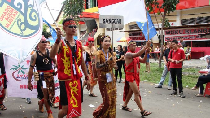 Kontingen Defile dari Keuskupan Sanggau. HIDUP/Edward Wirawan