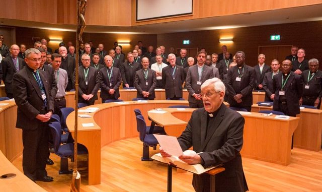Pater Arturo Sosa SJ sedang mengucapkan janji sebagai Superior Jenderal Jesuit. (Sumber: Facebook Jesuit General Congregation 36)