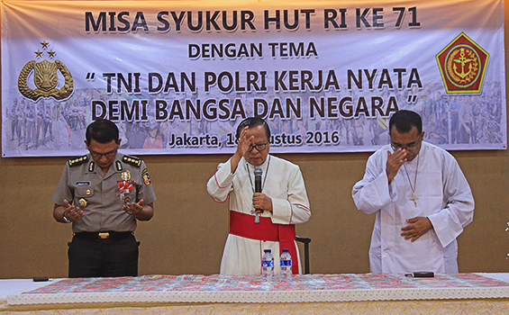 Mgr Suharyo memberikan berkat kepada para peserta â€œWawan Hatiâ€[HIDUP/Edward Wirawan]