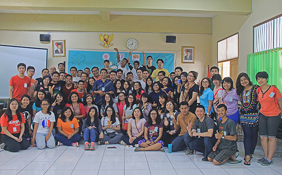 Para peserta Connecting berfoto bersama.[HIDUP/Edward Wirawan]