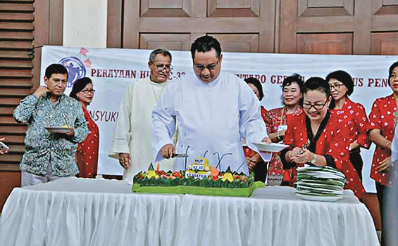 Romo Gerpasius Rantetana SX memotong tumpeng HUT Paroki Bintaro.[Rivelino] 