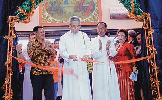 Vikjen KAJ, Romo Samuel Pangestu diÂ­ dampingi Kepala Paroki Taman Galaksi, Romo Thomas Bani SVD dan Dirjen Bimas Katolik, Eusabius Binsasi, memotong pita. [HIDUP/Yanuari Marwanto]