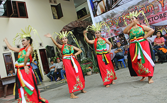 OMK Paroki Raja Damai Manado mengadakan malam kesenian.[HIDUP/Edward Wirawan]