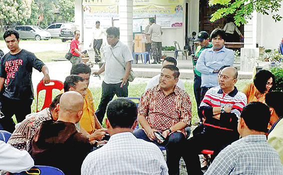 Walikota Medan Dzumi Eldin bersama para tokoh agama dan pemerintah mengadakan pertemuan.[Komsos Stasi St Yoseph]