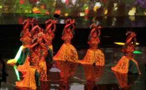 Beberapa siswi Sekolah Santa Angela, Bandung membawakan tarian bernuansa sunda dalam pementarsan "Sapta Kirana Bagi Nusantara" (HIDUP/Antonius E Sugiyanto)