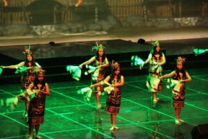 Siswa-siswi Sekolah Santa Angela Bandung menari bernuansa Dayak (HIDUP/Antonius E Sugiyanto)