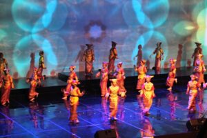 Siswa-siswi Sekolah Santa Angela Bandung menari Tari Piring (HIDUP/Antonius E Sugiyanto)