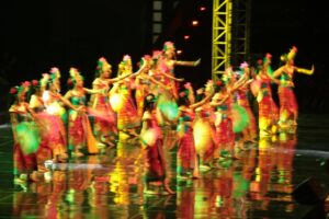 Siswa-siswi Sekolah Santa Angela Bandung menarikan tarian bernuansa Bali (HIDUP/Antonius E Sugiyanto).