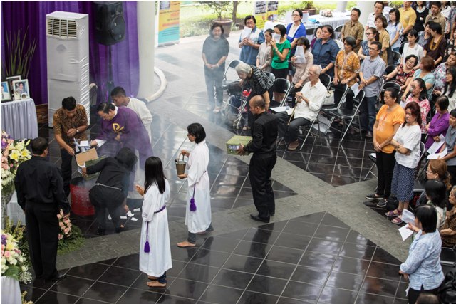 Pembakaran intensi doa. (Dok. Jo Hanapi)