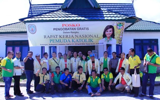 Peserta Rakernas mengadakan Bakti Sosial di Kudangan, Lamandau Kalteng. (HIDUP/Edward Wirawan)