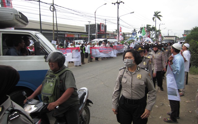 Para Polwan dari Polsek Bekasi Utara sedang menuju lokasi pembangunan gereja St Clara untuk menenangkan aksi demo. (HIDUP/A. Nendro Saputro)
