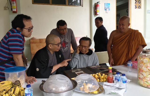 Rombongan sedang melihat foto-foto. (Dok. Romo Simon Lili Tjahyadi)