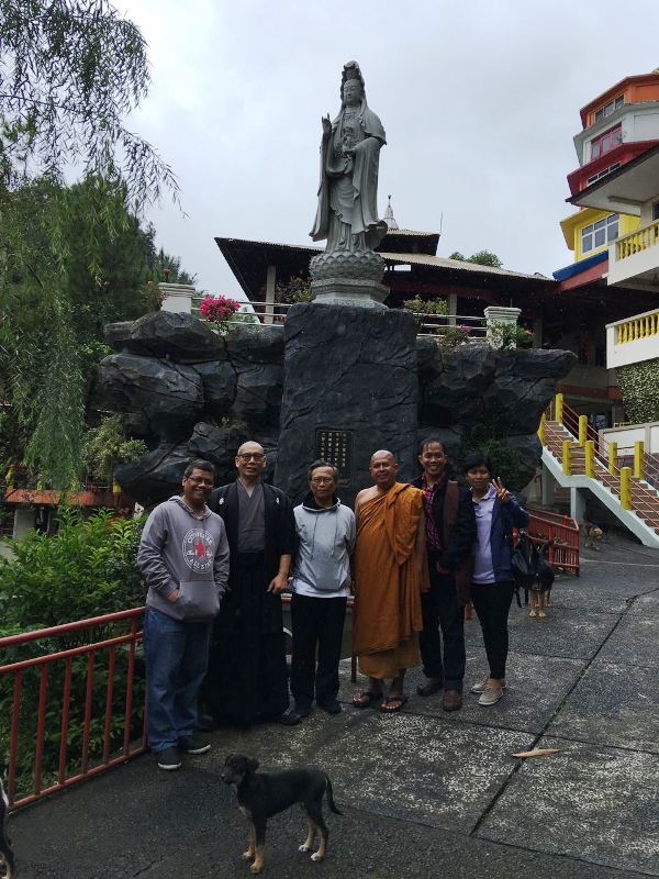 Rombongan berfoto bersama di depan Wihara. (Dok. Romo Simon Lili Tjahyadi)