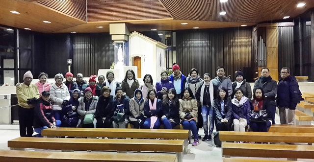 Para peziarah asal Indonesia berfoto bersama di Kapel Penampakan, Fatima, Portugal setelah misa bersama untuk perdamaian Indonesia, Selasa, 29/11. (Dok. Pribadi)