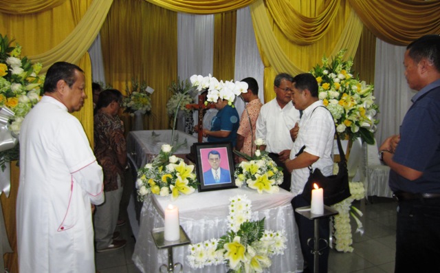 mgr-suharyo-menemui-para-pelayat