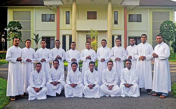 Para Frater di depan Seminari Tinggi St Fransiskus Xaverius Ambon.[Dok. Pribadi]