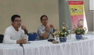 Edward Wirawan (memegang pelantang) didampingi Maria Pertiwi, sedang memaparkan materi (Dok. Panitia)