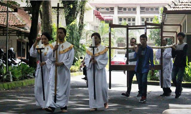 Perarakan Kandang Natal di Kampus USD Mrican. (Dok. FB CM Sanata Dharma)