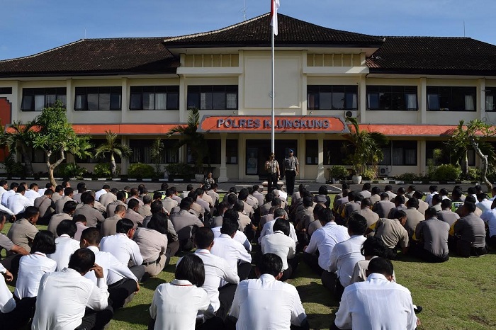 Kapolres Klungkung, Bali, AKBP FX Arendra Wahyudi SIK sedang memberikan sambutan di hadapan personelnya. (Dok. .tribratanews.com)