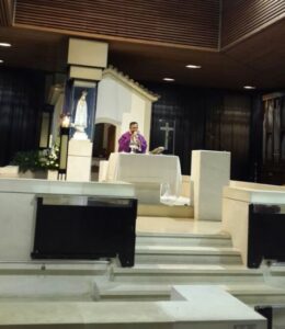 Romo Yustinus Dwi Karyanto saat mempersembahkan misa perdamaian untuk Indonesia bersama peziarah di Kapel Penampakan, Fatima, Portugal, Selasa, 29/11. (Dok. Pribadi)