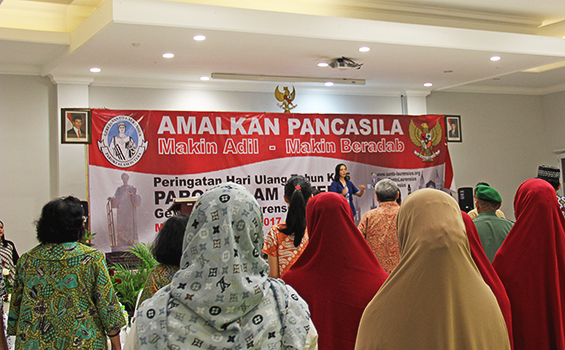 Para tamu menyanyikan lagu Indonesia Raya.[HIDUP/Marchella A. Vieba]